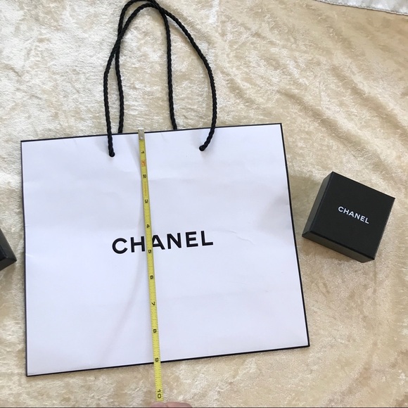 Chanel white shopping bag - Picture 2 of 7